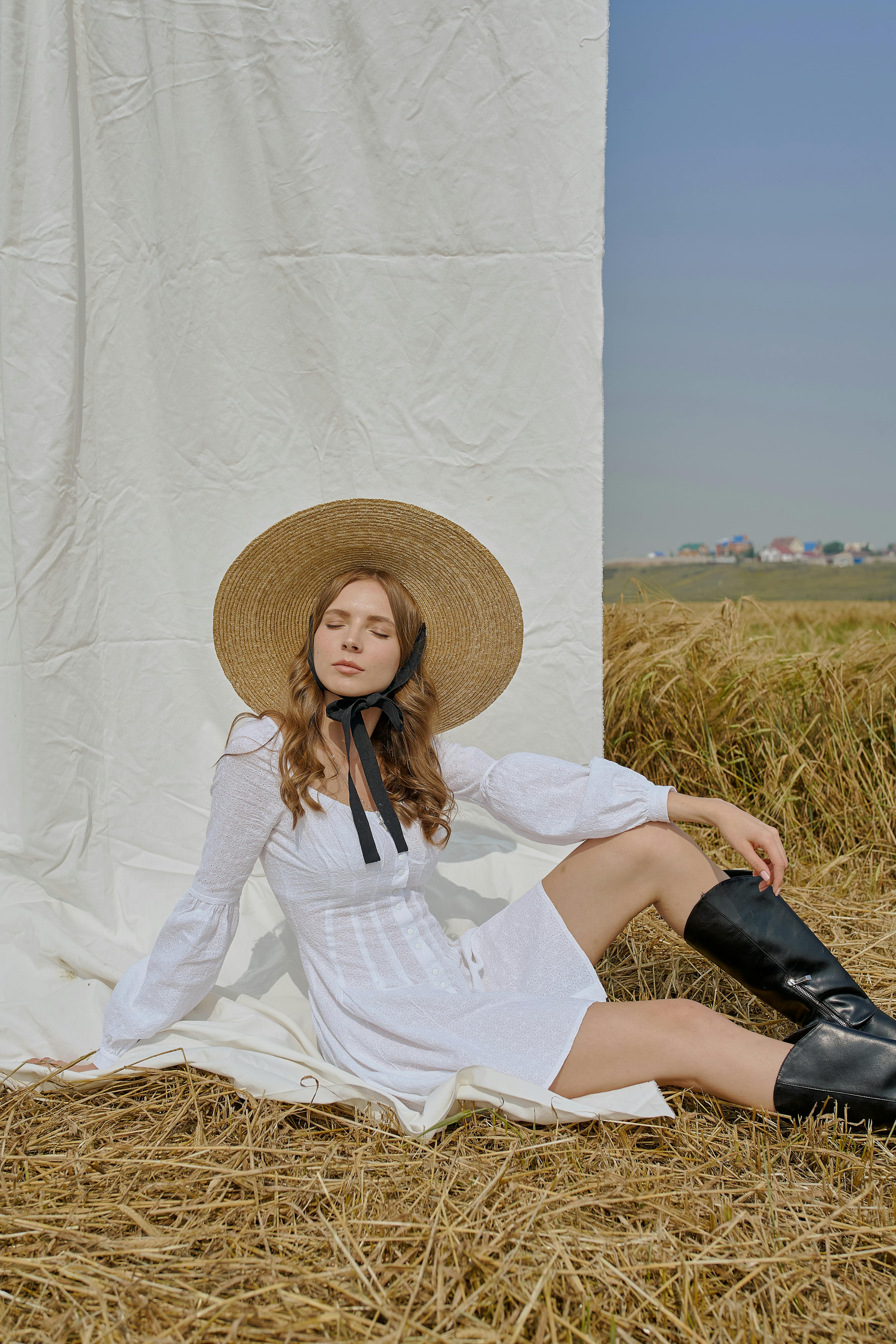 Mujer Elegante Relajada Descansando Sobre Paja En Campo Agrícola · Foto de  stock gratuita