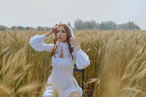 Elegante Donna Seduta Su Una Sedia Sul Campo Agricolo