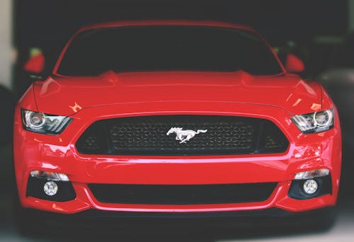 Kırmızı Ford Mustang