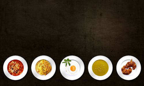 無料 料理の種類が異なる5枚の白いお皿 写真素材