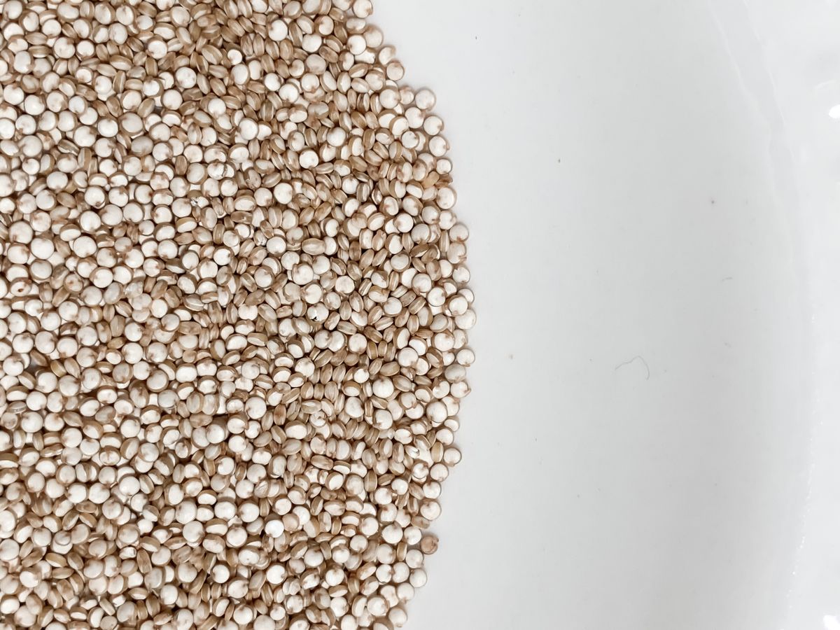 Hạt diêm mạch (quinoa) trong bát