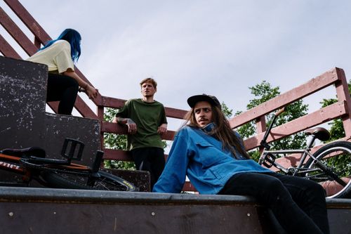 Free Friends hanging out at a skatepark, showcasing street style and togetherness. Stock Photo