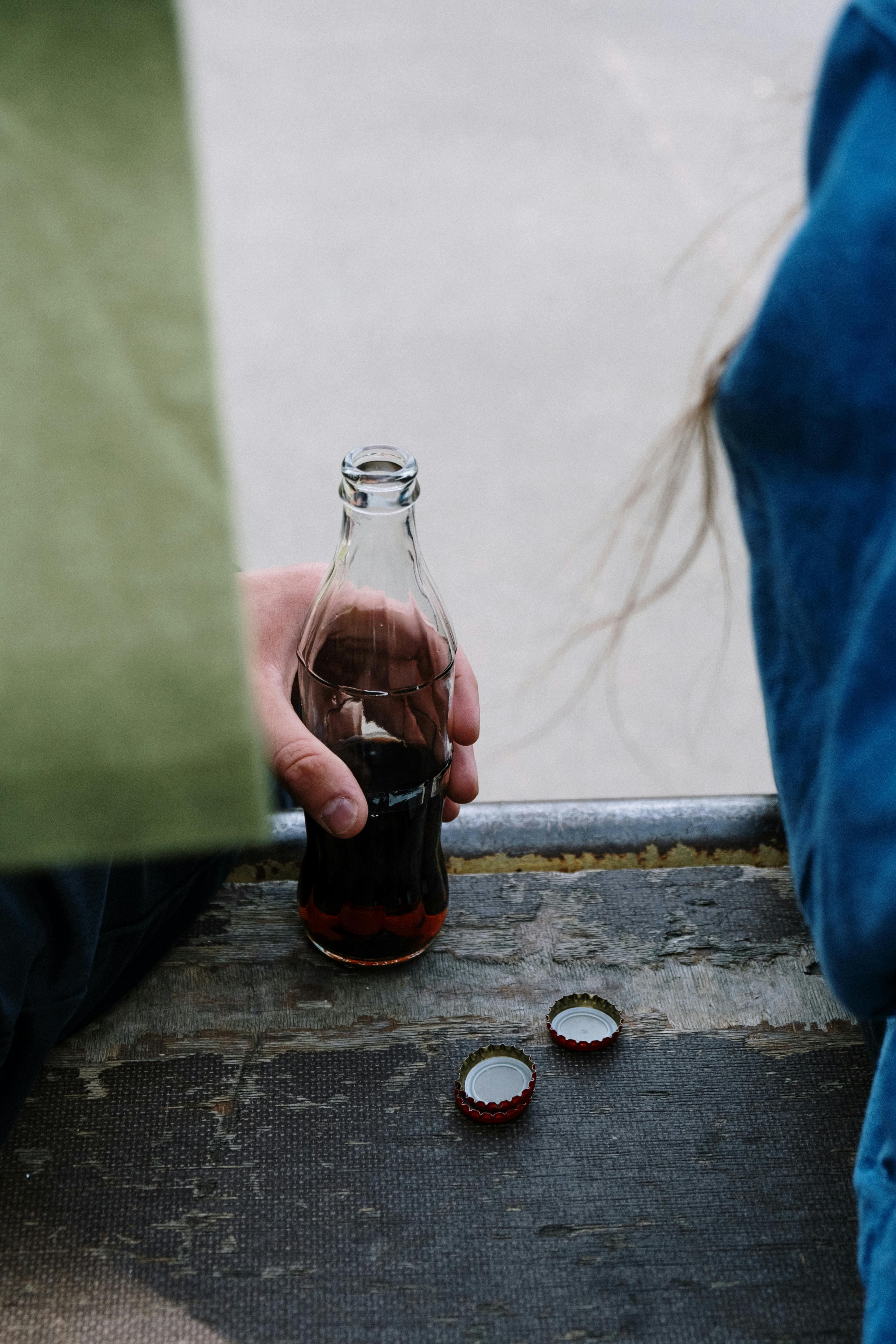 一个俯瞰户外景观的轻松场景，配有玻璃苏打瓶和瓶盖