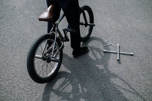 Sicario en bicicleta ataca a hombre en plena luz del día