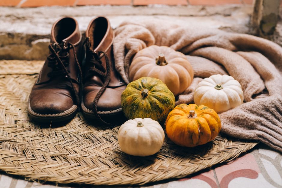 Gezellige leeshoek met herfstblad-kleurige kussens. Gezellige leeshoek met herfstblad-kleurige kussens.