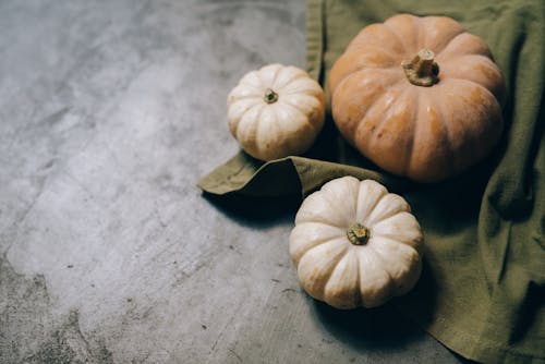 Calabaza Blanca Sobre Mesa De Madera Gris