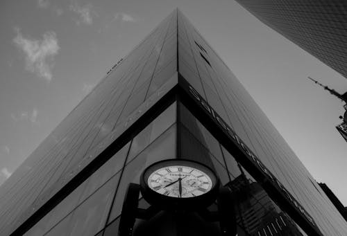 Безкоштовне стокове фото на тему «багатоповерховий, Будівля, відтінки сірого»