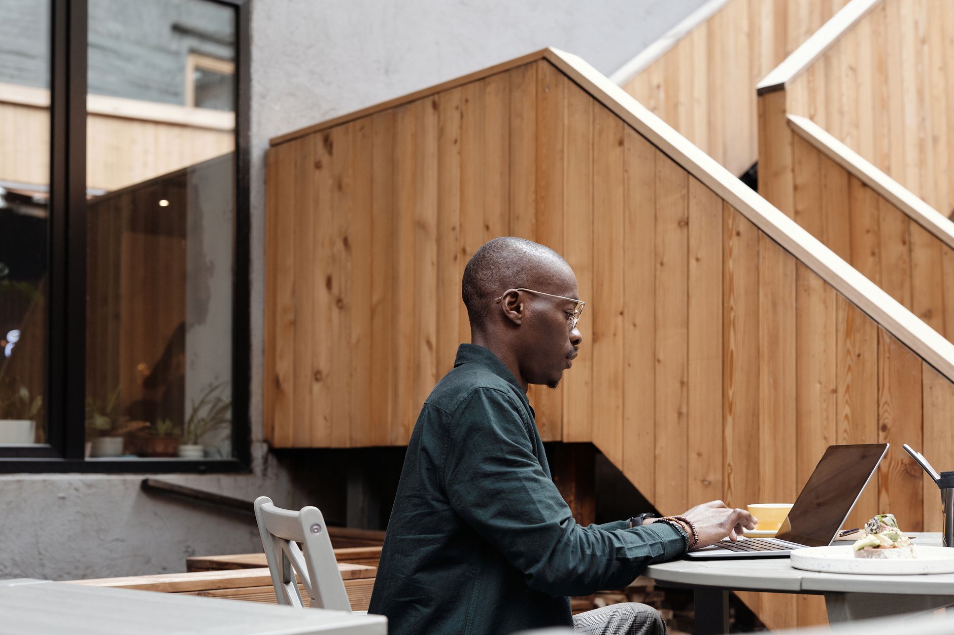 développeur freelance malgache travaillant en café