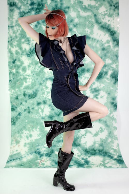 Бесплатное стоковое фото с вертикальный выстрел, гламур, джинсовое платье