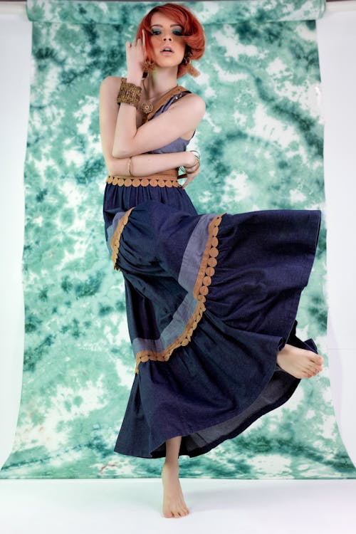 Бесплатное стоковое фото с вертикальный выстрел, гламур, джинсовое платье
