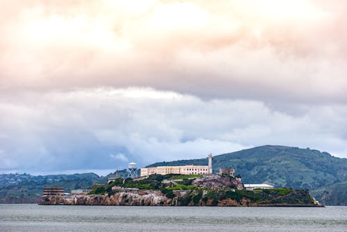 Free Kostenloses Stock Foto zu alcatraz, berg, bewölkter himmel Stock Photo