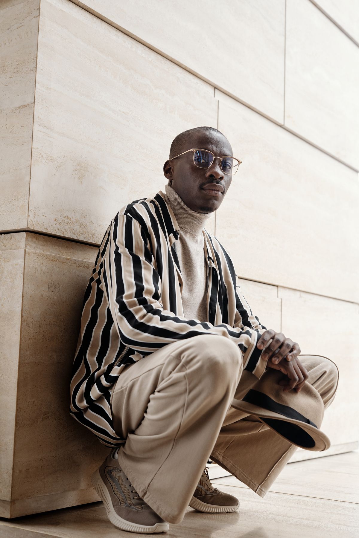 Outfit streetwear tông trung tính, phong cách tối giản