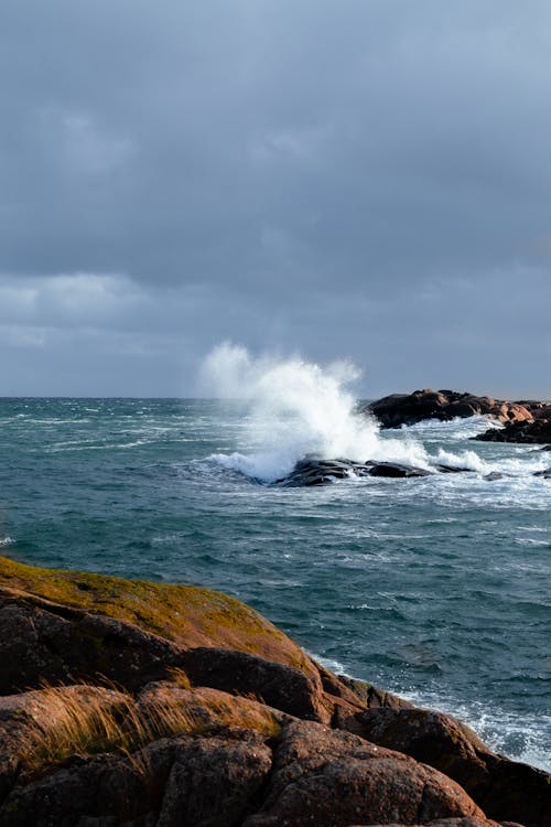 Waves Breaking on a Rocky Shore 