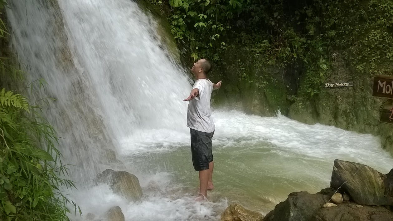 Kostenlos Mann Stehend Gegenüber Wasserfällen Stock-Foto