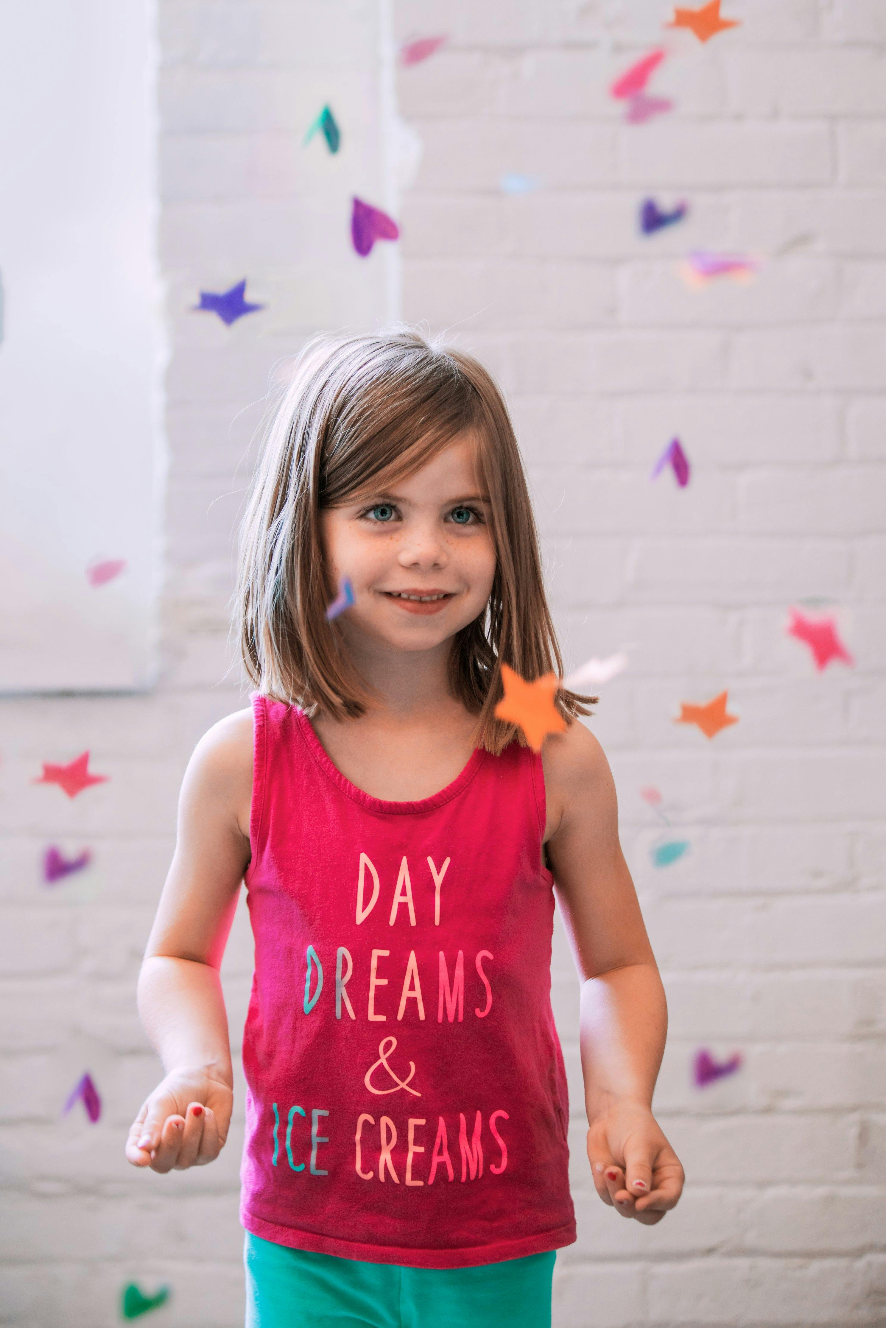 Little girl smiling. | Photo: Pexels