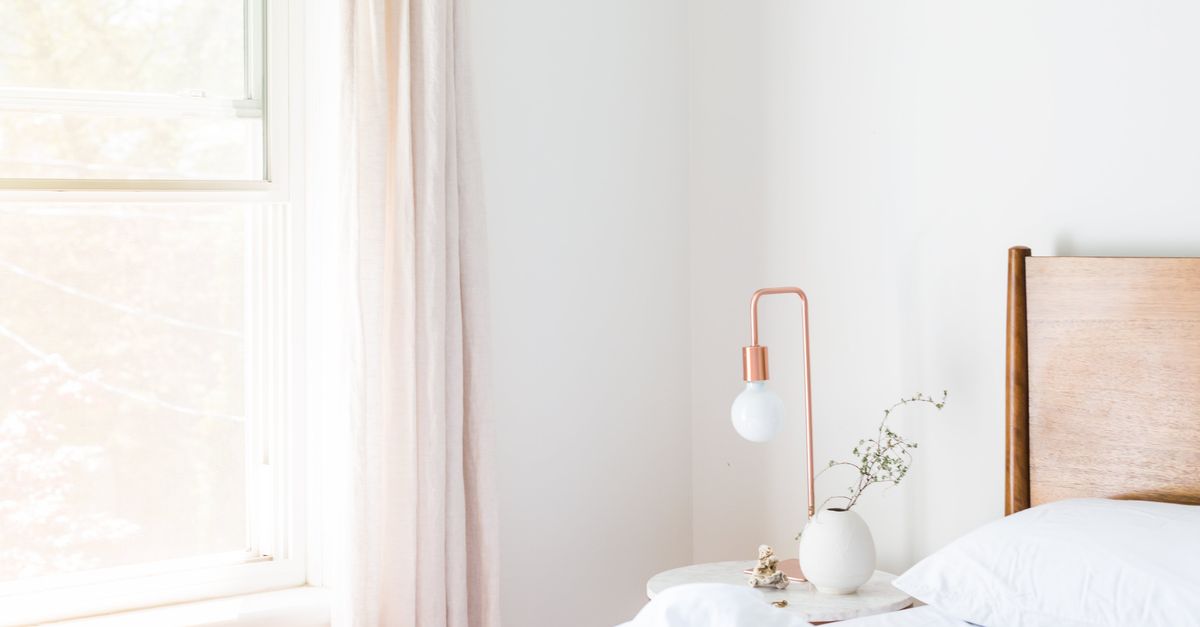 Lichte minimalistische slaapkamer met wit beddengoed