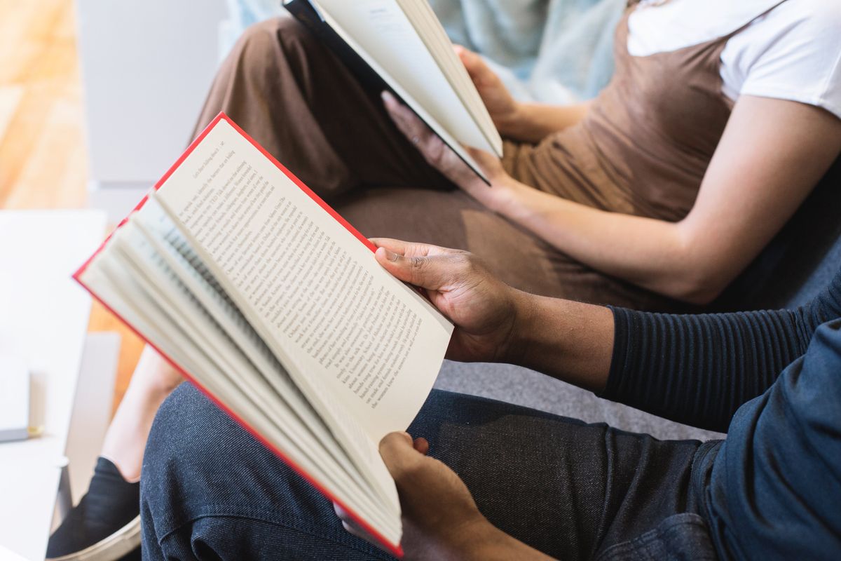 Deux personnes lisent des livres.