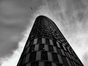 现代摩天大楼与飞机剪影构成了一幅戏剧性的黑白照片