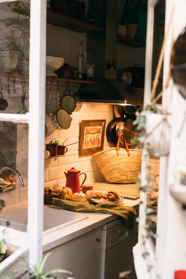 Rustic kitchen shelf with crockery — photo by Leeloo The First on Pexels
