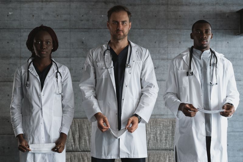Equipo diverso de profesionales de salud — excelencia médica