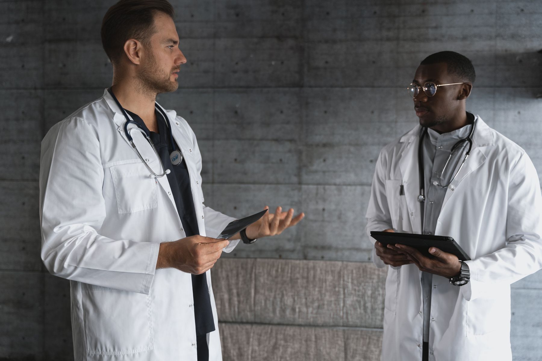 Profesionales de la salud colaborando en un entorno moderno
