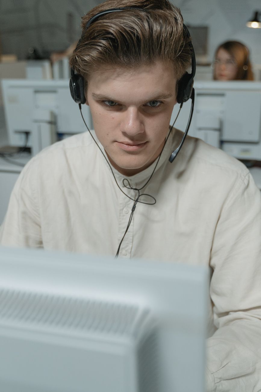 Conseillère clientèle devant son ordinateur dans un bureau moderne
