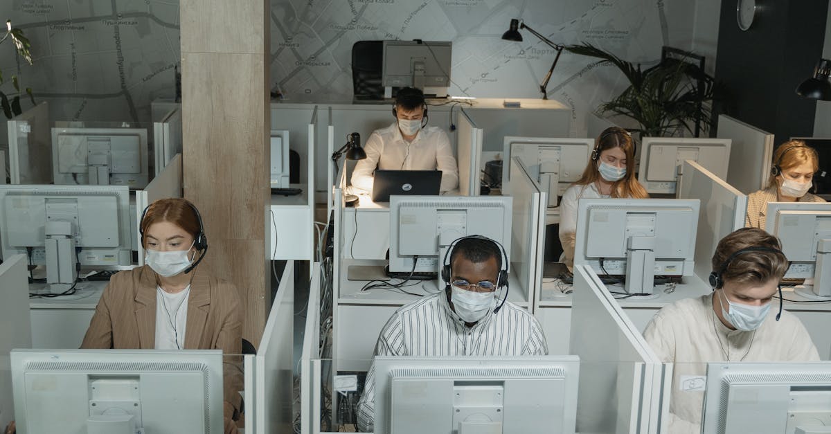 목포교차로 구인구직정보 일자리찾기 Multicultural team wearing masks in a call center managing customer support during the day.