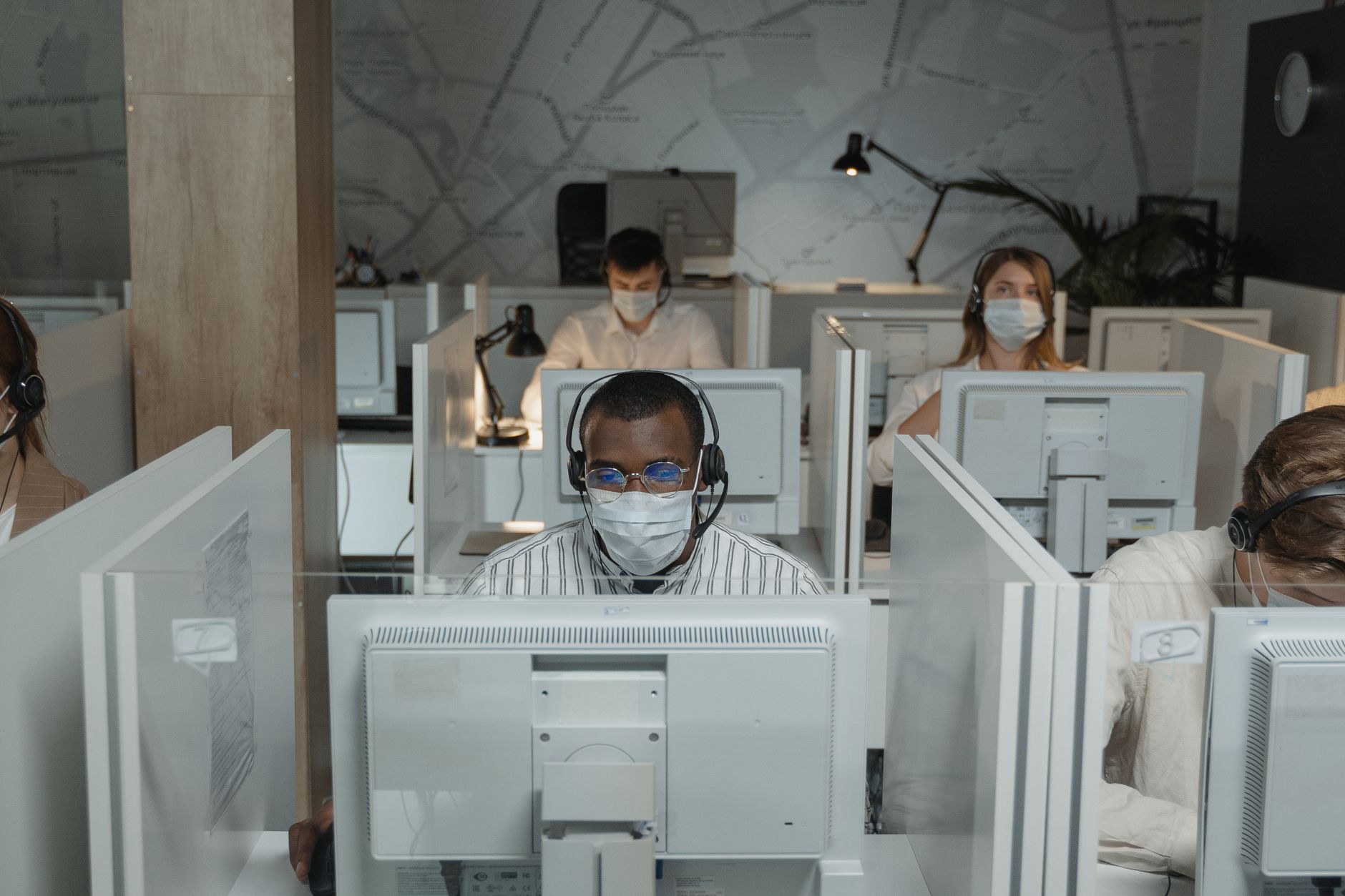 Équipe de télévendeurs supervisée dans un call center à Antananarivo