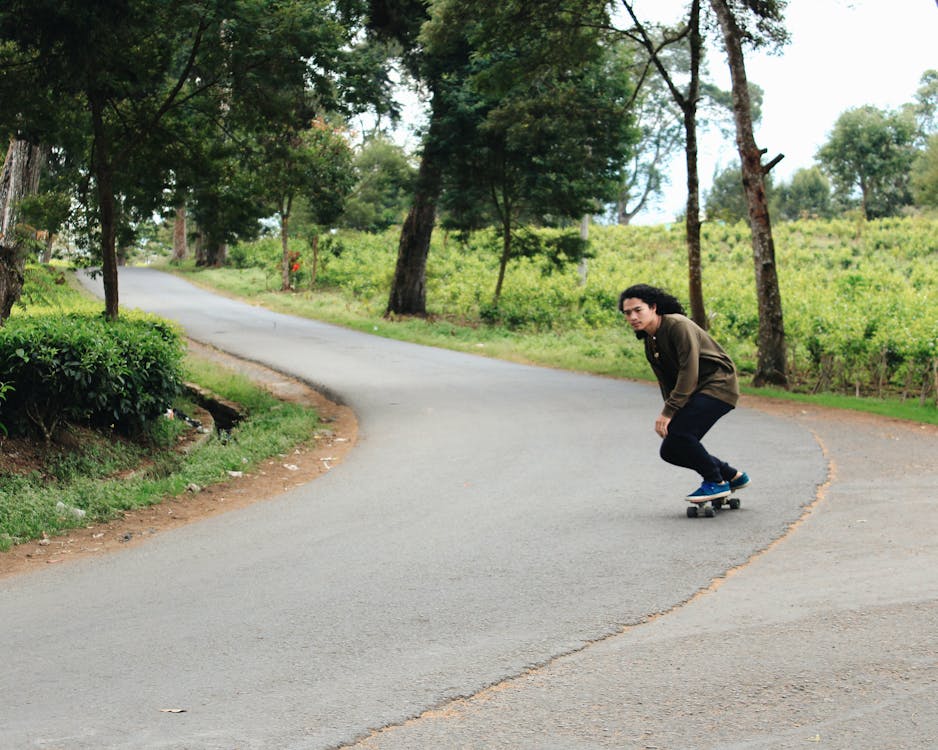 Hombre Patinando En La Carretera