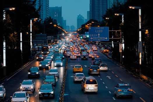 成都市中心晚间的交通，展现了中国四川充满活力的城市生活