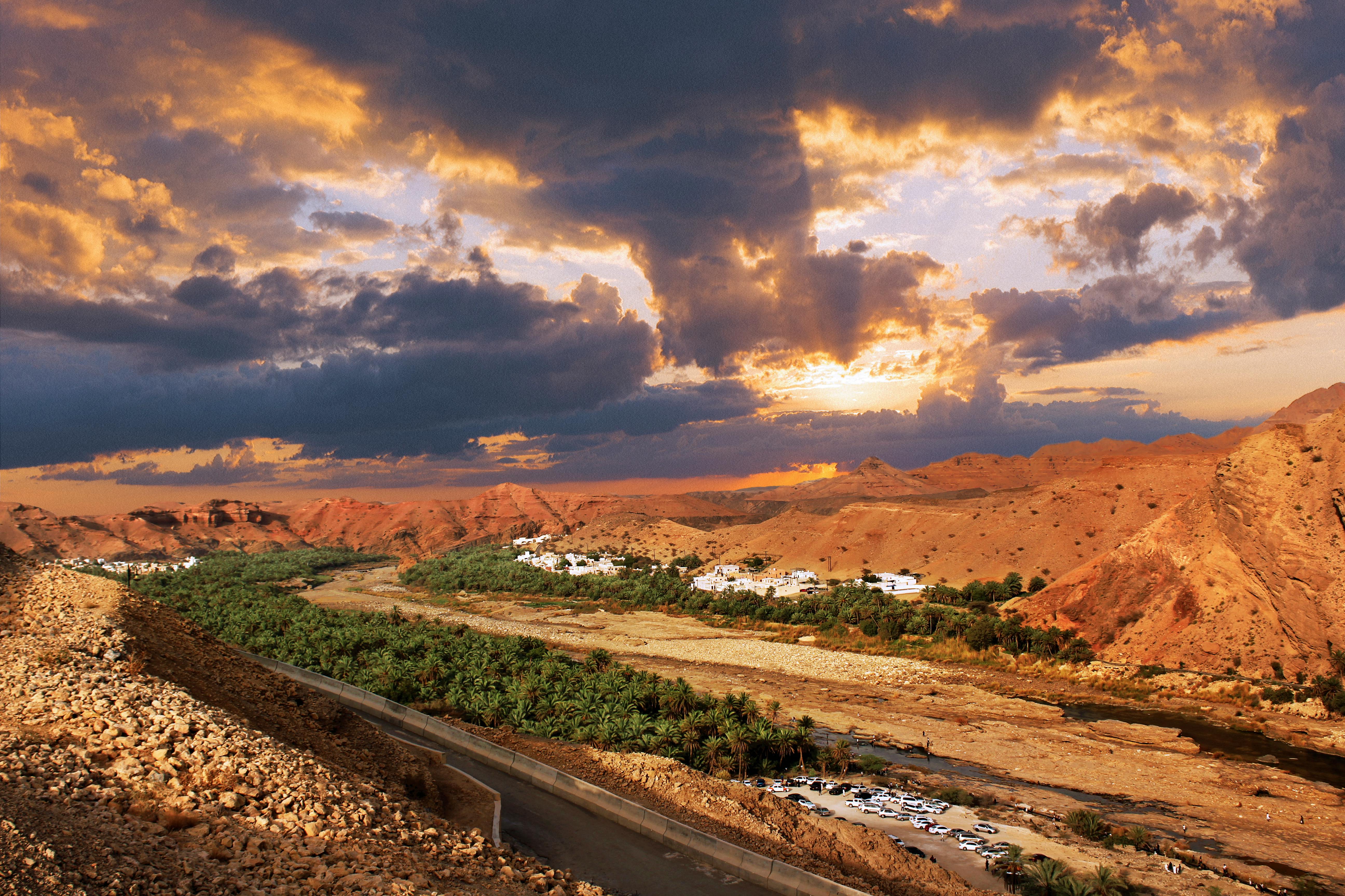 Paysage désertique d'Oman au coucher du soleil