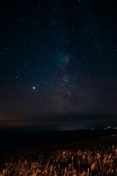 宁静的夜空被令人惊叹的银河景观照亮