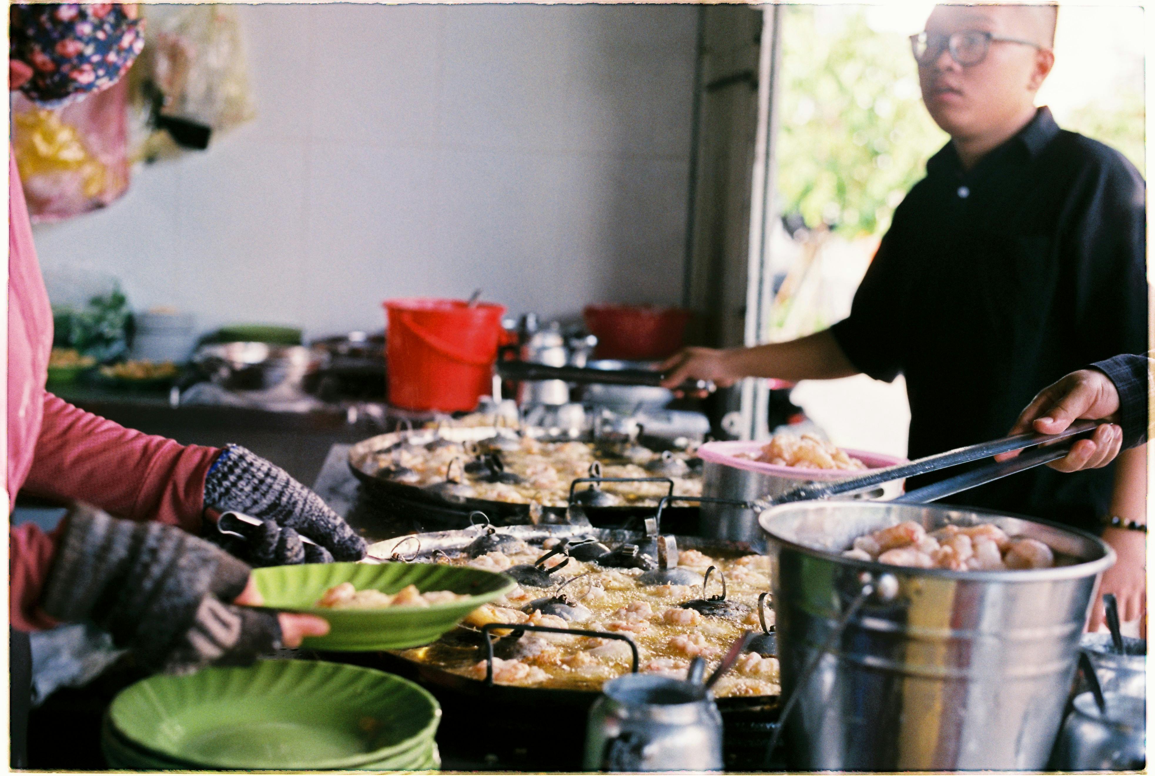 开放式自助餐中，人们准备了各种熟食海鲜菜肴