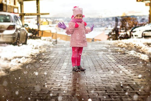 Бесплатное стоковое фото с автомобиль, девочка, зима
