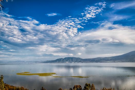 墨西哥查帕拉湖景色令人惊叹，晴朗的天空和山脉倒映其中