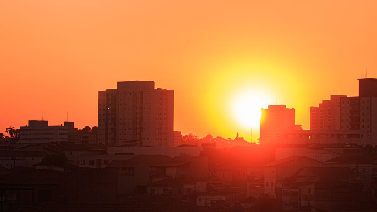 Şehir siluetinin üzerinde kızgın güneş (temsilî görsel) — Türkiye 25 il için sıcak hava dalgası uyarısının etkisi altında