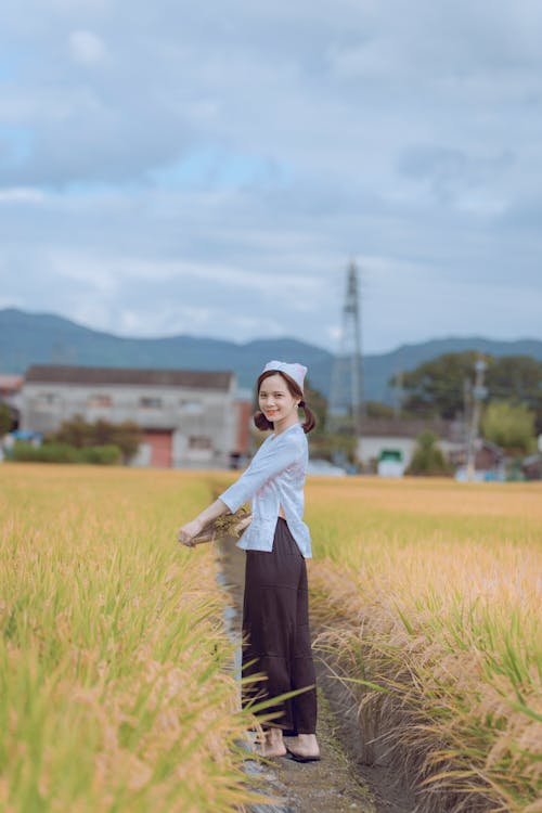 Free Girl in Old Fashion Clothing Posing on a Field Stock Photo