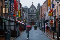 在都柏林道森街捕捉雨天的景象，展现历史建筑与充满活力的街头生活