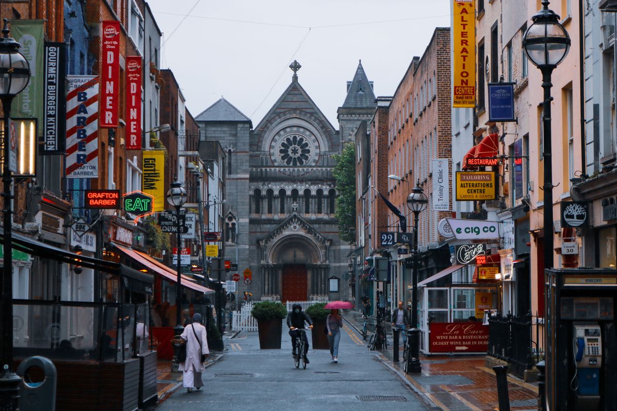 Grafton Street pe ploaie, cu biserica de piatra in capat