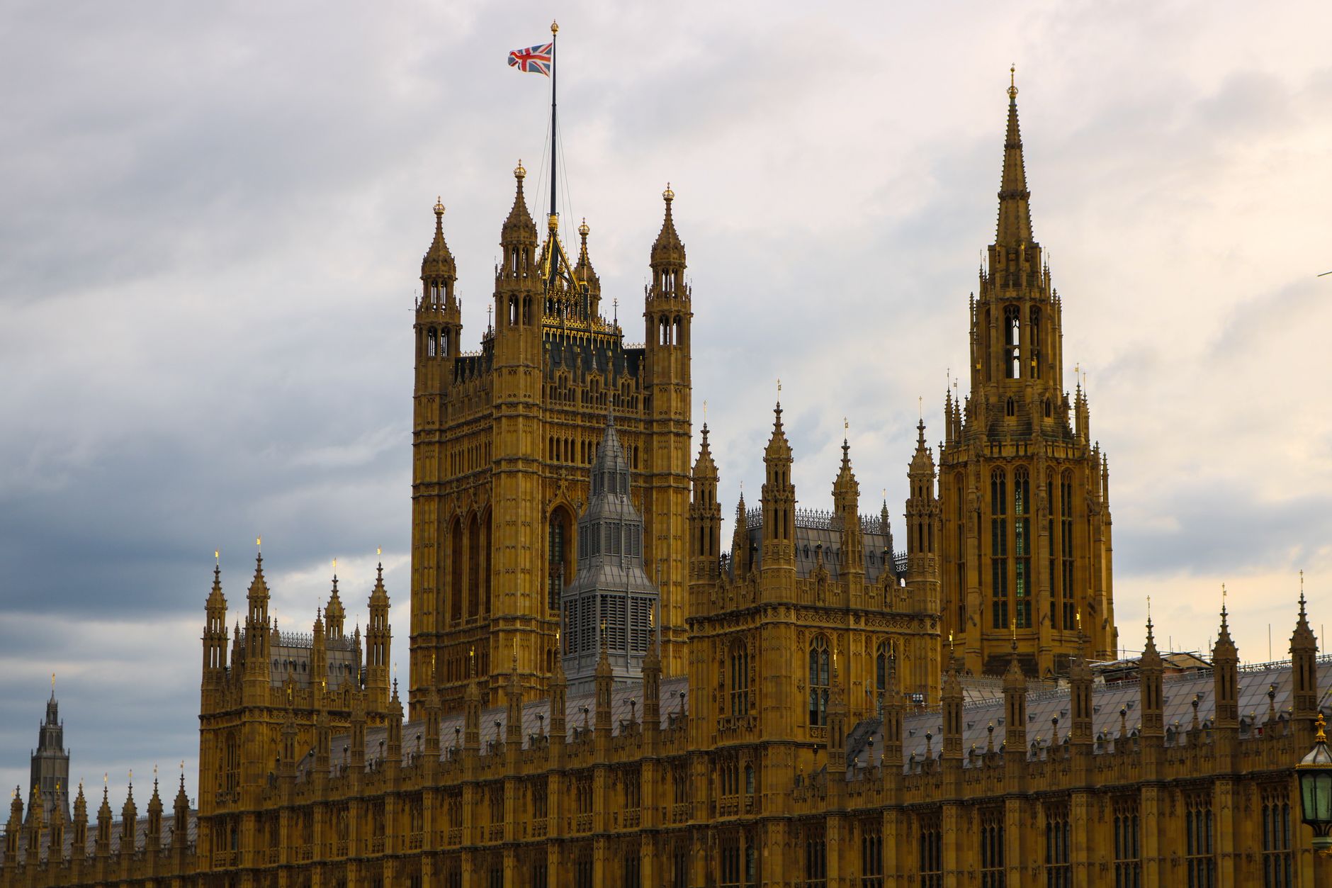 改革党住房发言人因格伦费尔塔言论遭抨击,在英华人关注英国政治动态