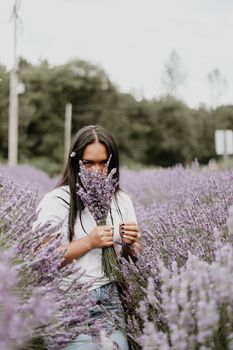 一位年轻女子置身于盛开的熏衣草中，享受着宁静的时刻