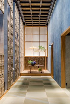 宁静的室内空间融合了传统日本元素，通过木制隔板和柔和的灯光得以展现