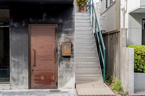 Pintu Kayu Coklat Di Atas Tangga Beton Abu Abu