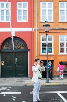 摄影师在哥本哈根捕捉充满活力的城市街景
