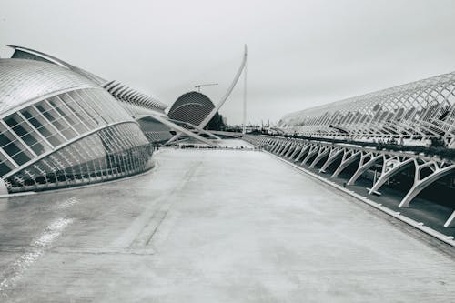 Foto d'estoc gratuïta de arquitectura moderna, blanc i negre, centre cultural