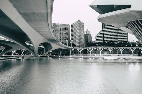 Foto d'estoc gratuïta de arquitectura moderna, blanc i negre, destinació turística