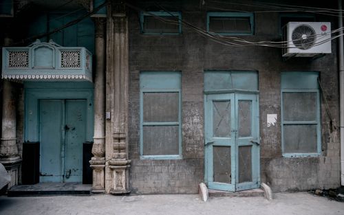 Free A timeworn building exterior in Faisalabad, showcasing aged blue doors and windows. Stock Photo