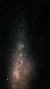 星空被银河系的迷人景色照亮