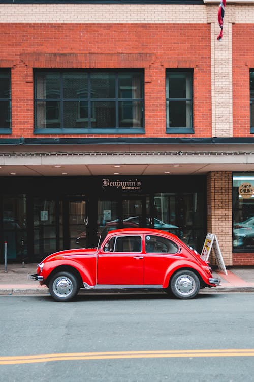 Rotes Retroauto Auf Straße In Der Stadt