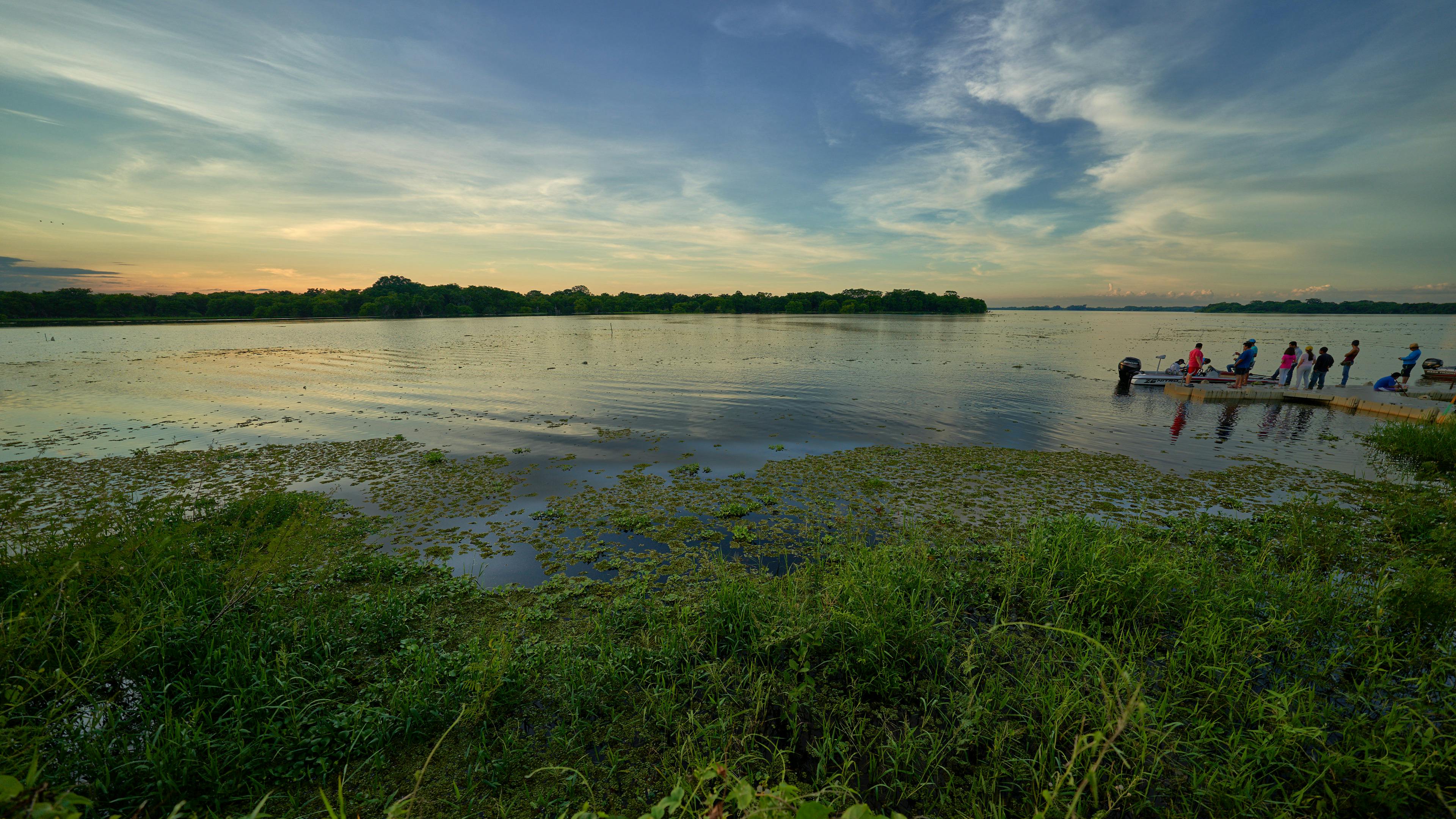 Teknisi melakukan pengecekan unit AC (ilustrasi service AC Samsung)